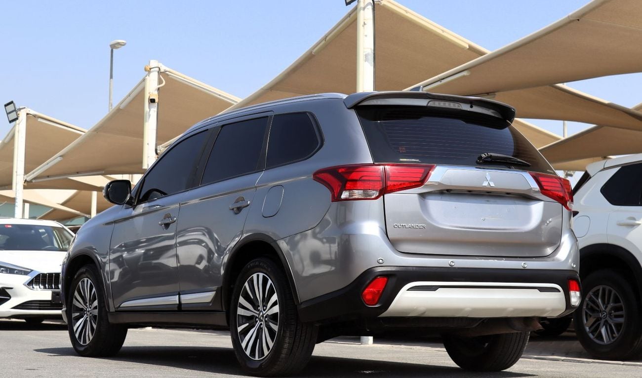 Mitsubishi Outlander GLX HIGHLINE LEATHER ACCIDENTS FREE - GCC - 7STR - 4 WD - PERFECT CONDITION INSIDE OUT