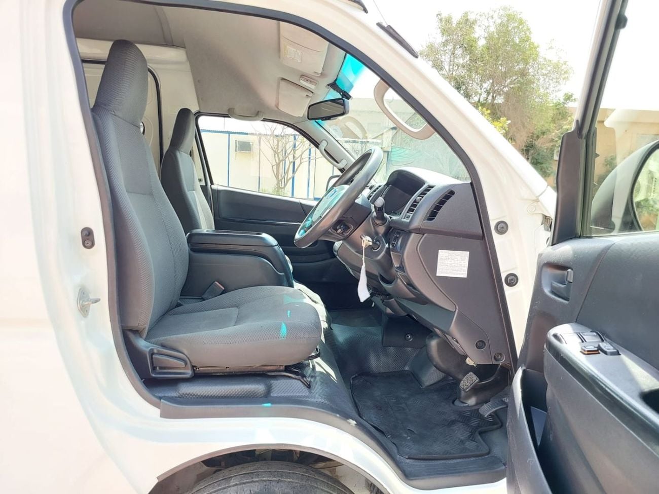 Toyota Hiace TOYOTA HIACE COMMUTER VAN RHD 2018 MODEL 3.0 L DIESEL AUTOMATIC(PM21278)