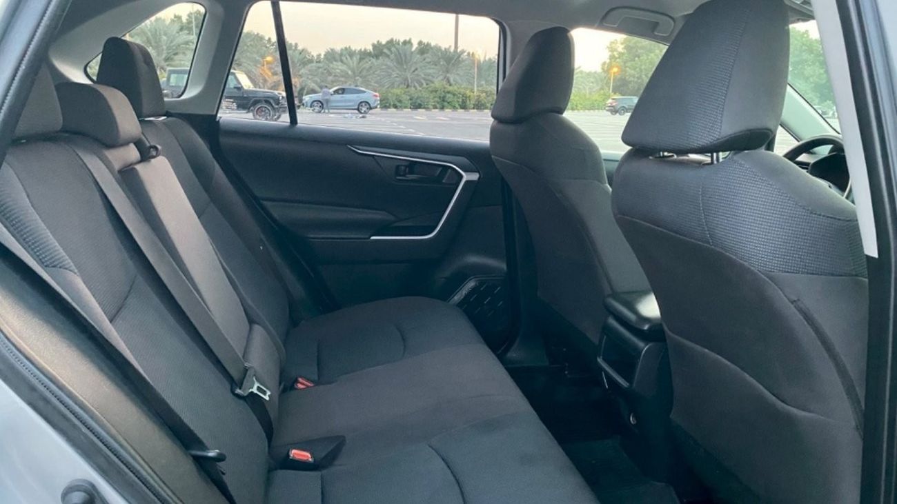 Toyota RAV4 LE 4x4, 2.5L, V4