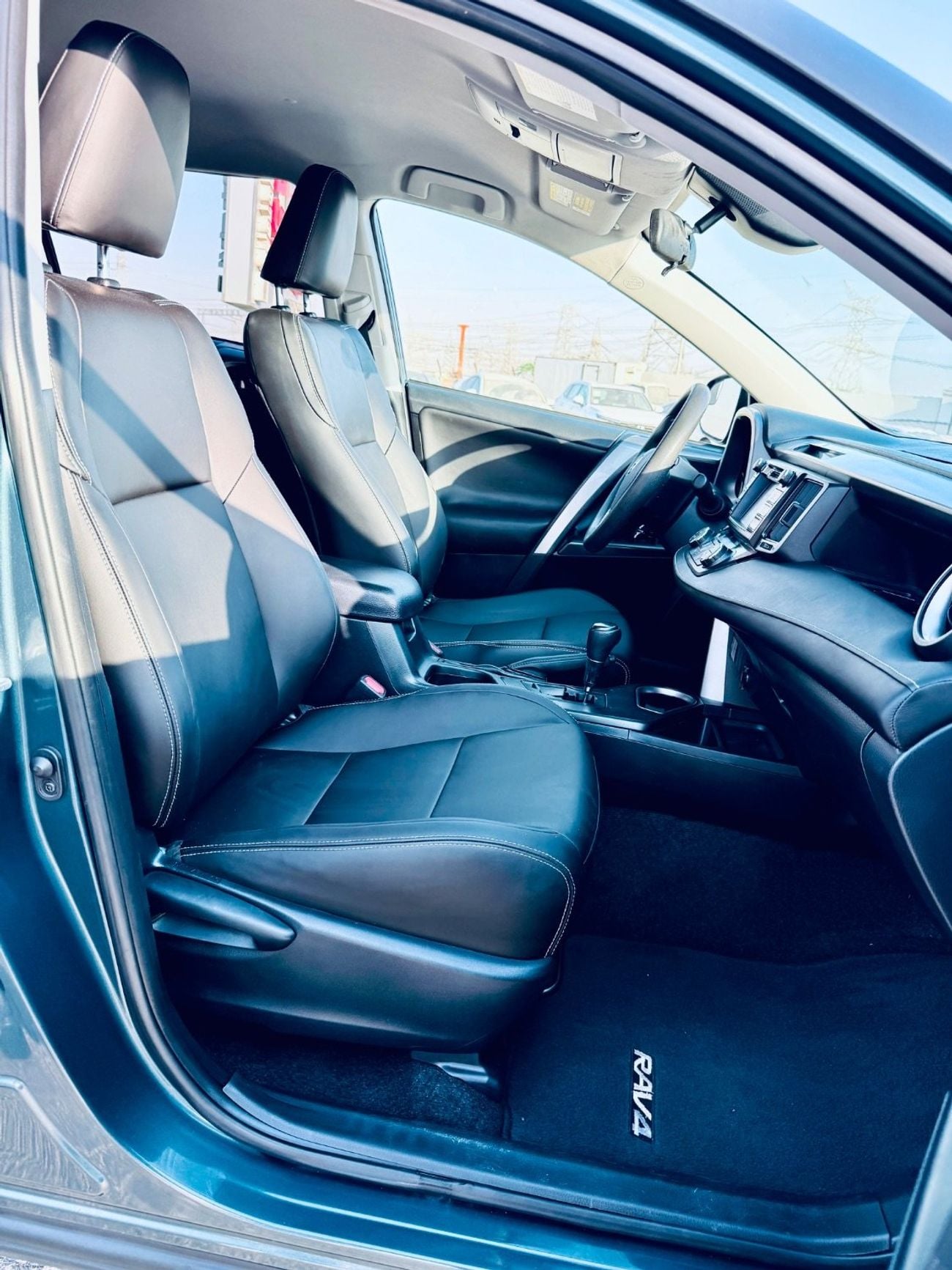 Toyota RAV4 LE 2.5L Cylinder 4 Hybrid Automatic 5 Seats 5 Doors