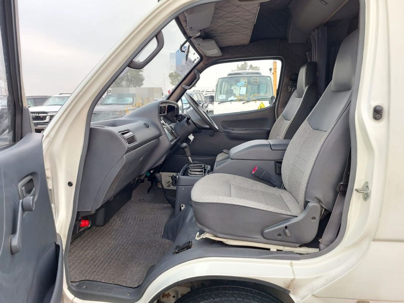 Toyota Hiace TOYOTA HIACE VAN RHD 1994  MODEL 2.7 L DIESEL AUTOMATIC(PM01681)