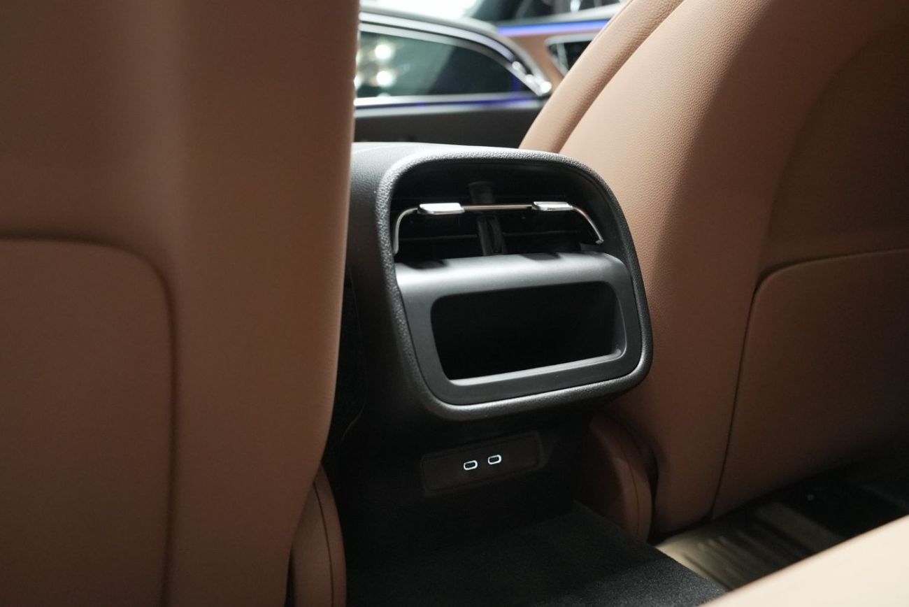 Mercedes-Benz E200 Mercedes-Benz  E200 sedan