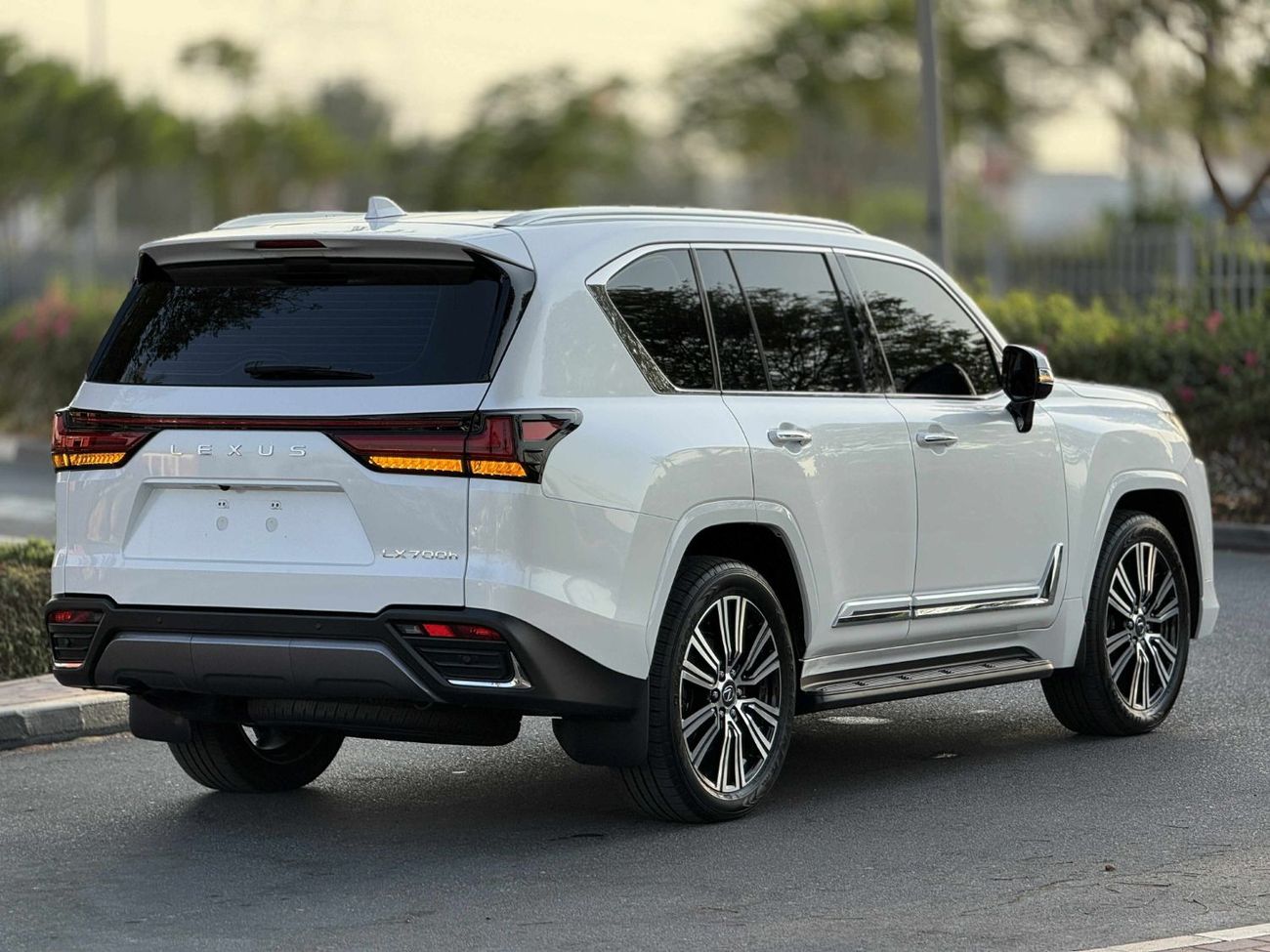 لكزس LX 700h Signature