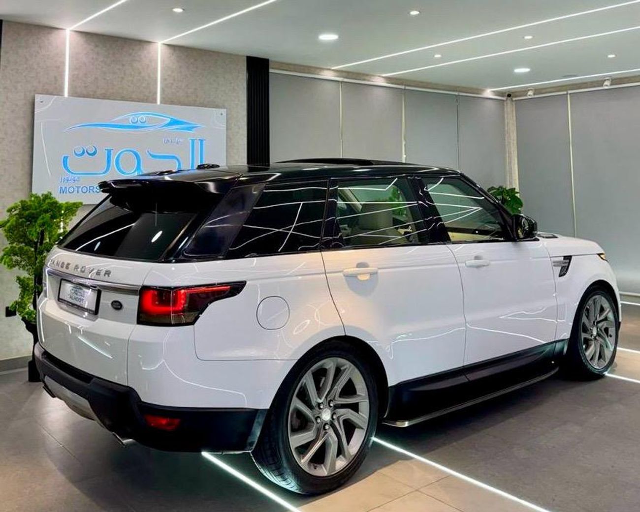 لاند روفر رينج روفر سبورت Supercharged 5.0L SUPERCHARGED RANGE ROVER SPORT V8 || GCC SPECS || FULL OPTIONS || FREE ACCIDENTS