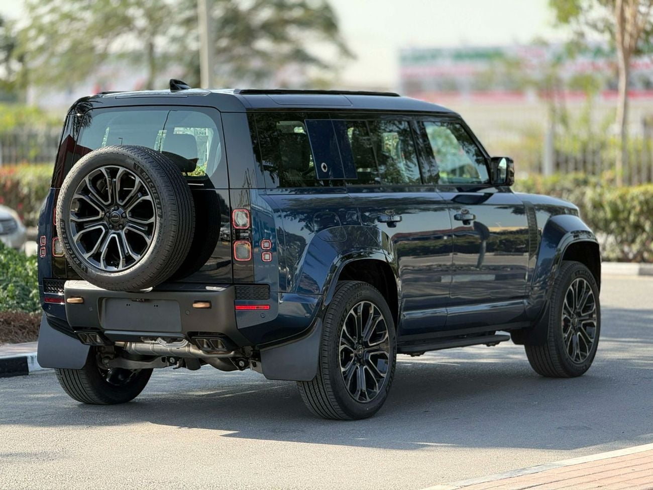 لاند روفر ديفندر GCC SPEC BRAND NEW UNDER WARRANTY AND SERVICE