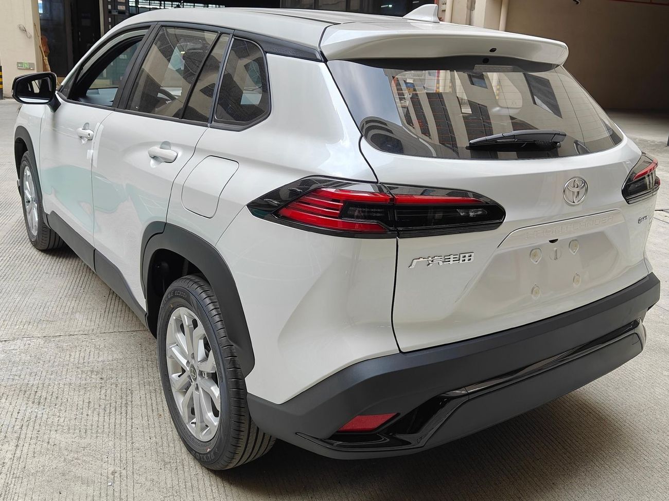 تويوتا فرونتلاندر LEADING VERSION / 2.0L V4 / RADAR / DVD / SUNROOF / LEATHER WITH POWER SEATS