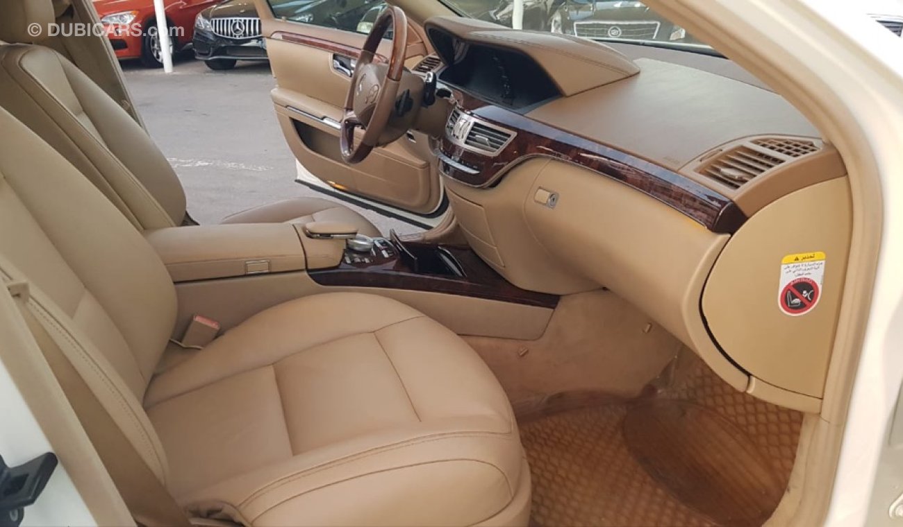 مرسيدس بنز S 350 موديل 2011 حاله ممتازه من الداخل والخارج فل مواصفات كراسي جلد ومثبت سرعه وتكييف خلفي ونظام صوت ممتاز