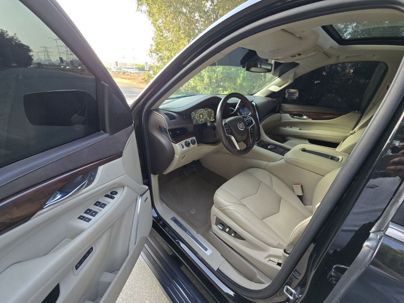 Cadillac Escalade Platinum 6.2L CADILLAC ESCALADE 2015 GCC PLATINUM // FULL OPITION // PERFECT CONDITION