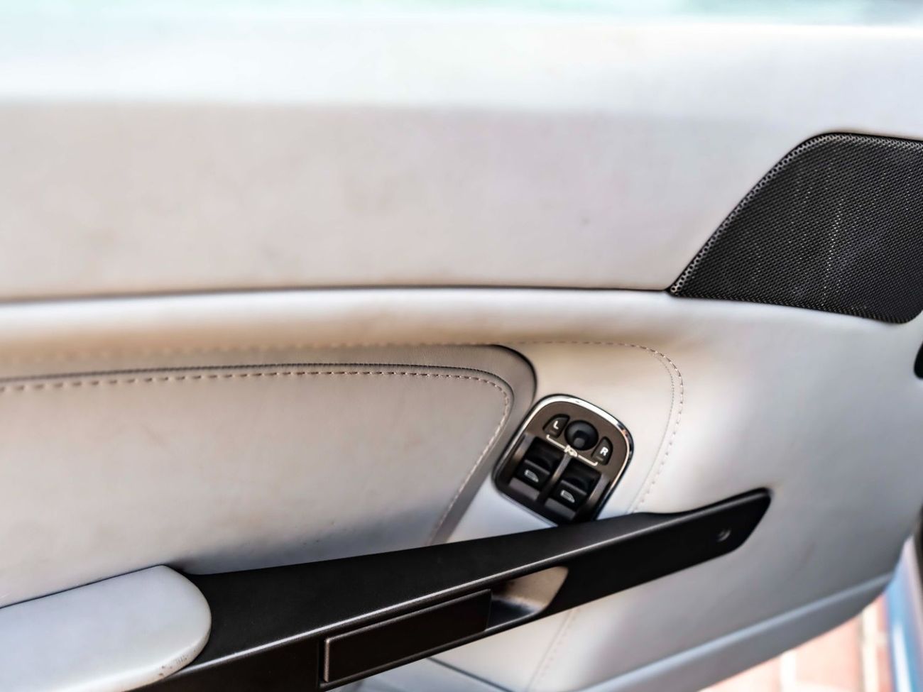 أستون مارتن فانتيج V8 4.7L