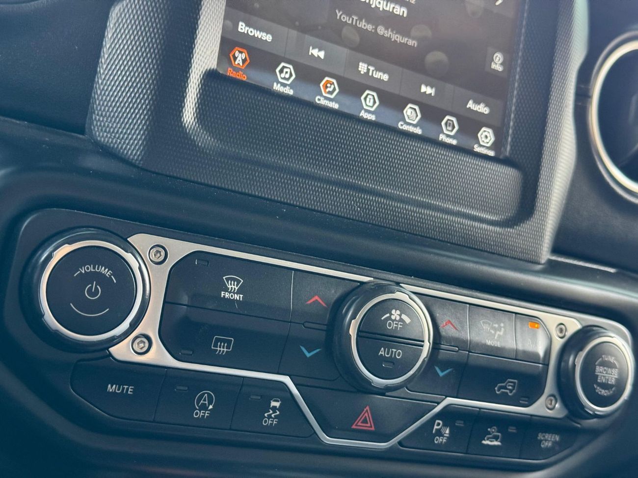 Jeep Wrangler Unlimited Sahara 3.6L SAHARA / V6 3.6L / GCC / AGENCY CHECKS/ KEYLESS ENTRY / REMOTE START / BLIND S