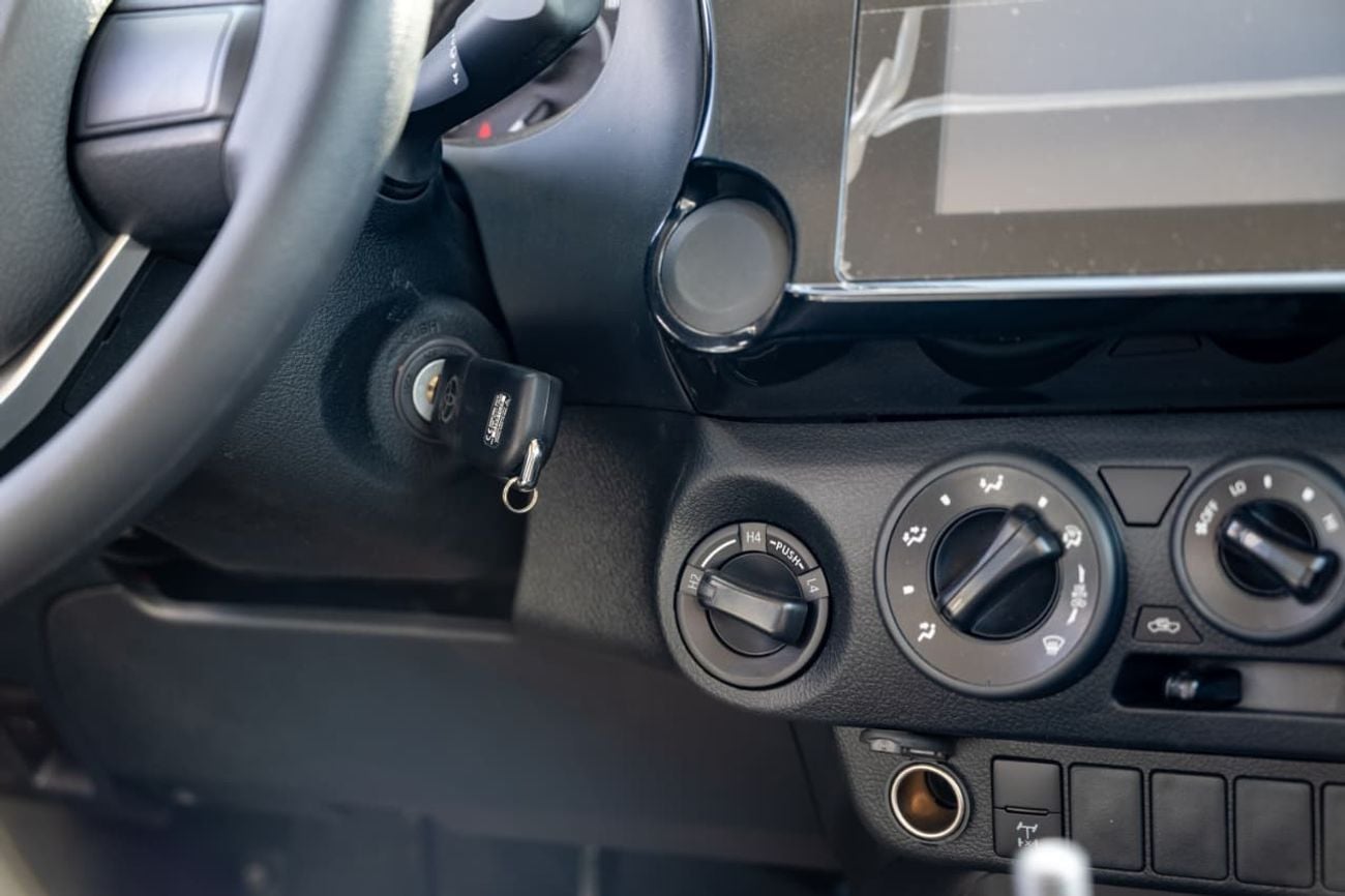 تويوتا هيلوكس GL 2.4GD | Manual | Diesel | Pickup Truck | Four Wheel Drive | 5 Seats | 4 Door