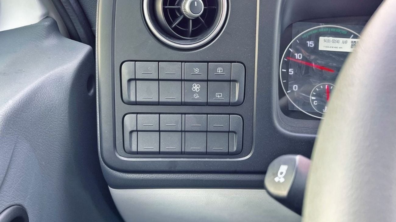 Hyundai County COUNTY 3.9L 33 SET DIESEL 2026