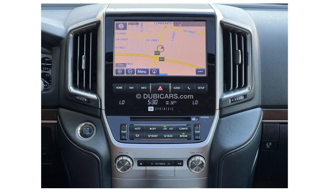 Toyota Land Cruiser TOYOTA LAND CRUIZER 2017 GCC VXR 5.7 TOP OF RANGE ORIGINAL PAINT FULL SERVICE HISTORY