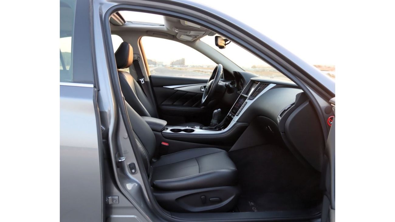 إنفينيتي Q50 سبورت خالية من الحوادث - خليجي - مكينة 3000 سي سي - السيارة بحالة الوكالة من الداخل والخارج