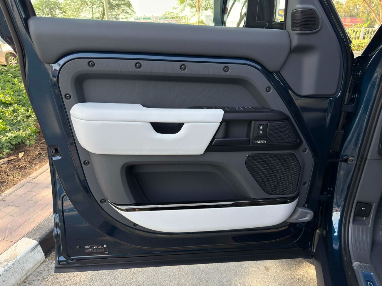 Land Rover Defender GCC SPEC BRAND NEW UNDER WARRANTY AND SERVICE