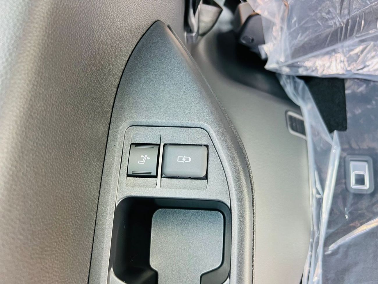 Lexus LX 600 LEXUS_LX600_SIGNATURE_2023_GCC_FULL_OPTIONS_WHITE_2024_AVAILABLE