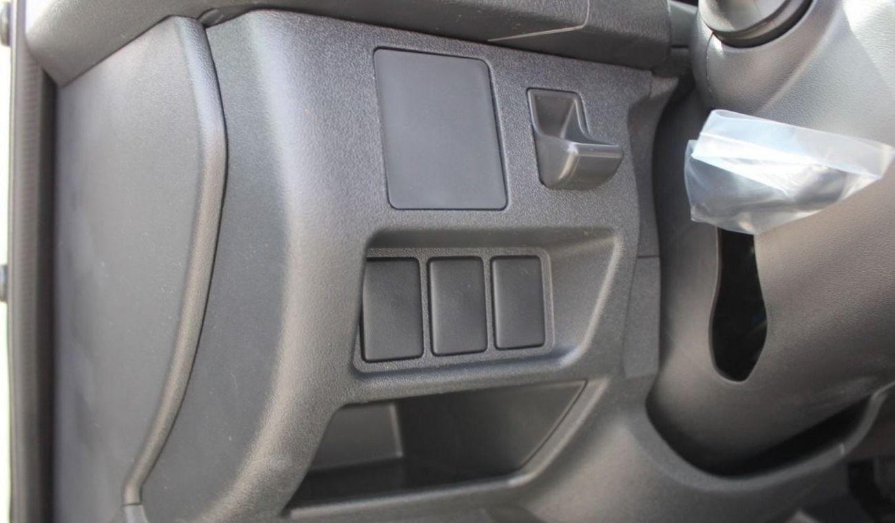 تويوتا هاياس DLS - STD ROOF HIACE 2.5L 15 SEATER AC H.ROOF