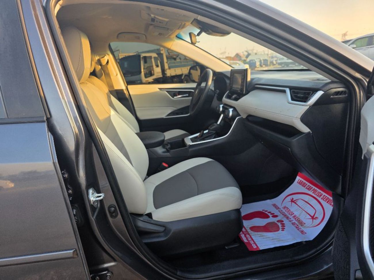 تويوتا راف ٤ 2022 Model Full option 4x4 , Push button and leather seats