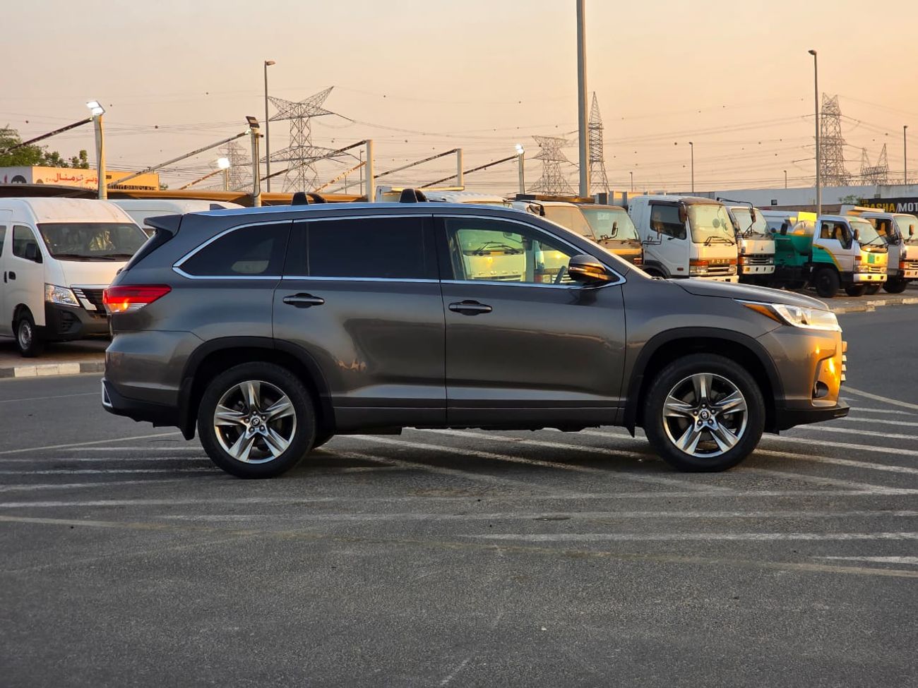 Toyota Highlander 2019 Model Limited Edition Sunroof , AWD, Push button and original leather