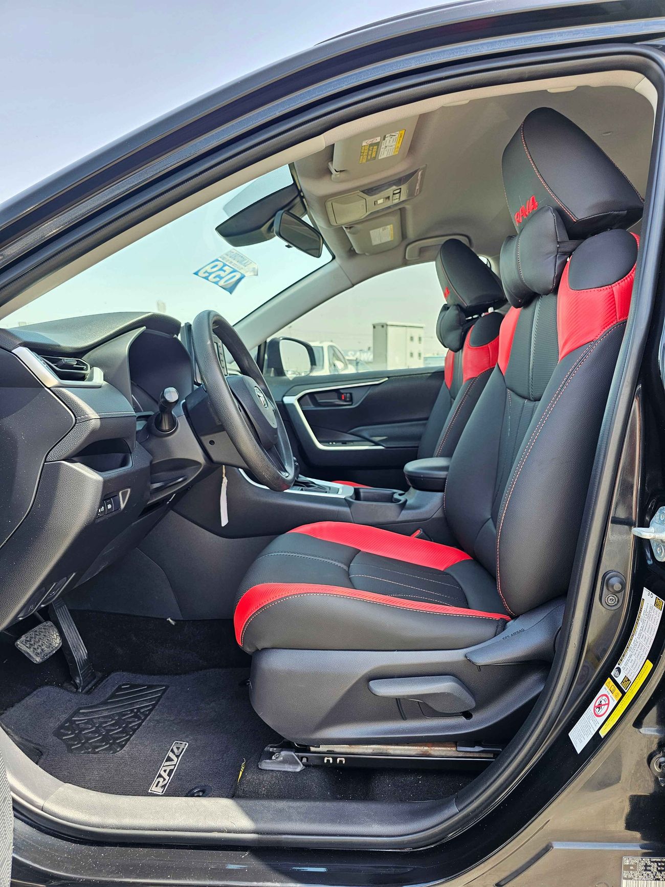 تويوتا راف ٤ LE/ LEATHER SEATS/ RIMS/ DVD CAMERA/ E BRAKE/ RADAR/ 861 MONTHLY / LOT#005417