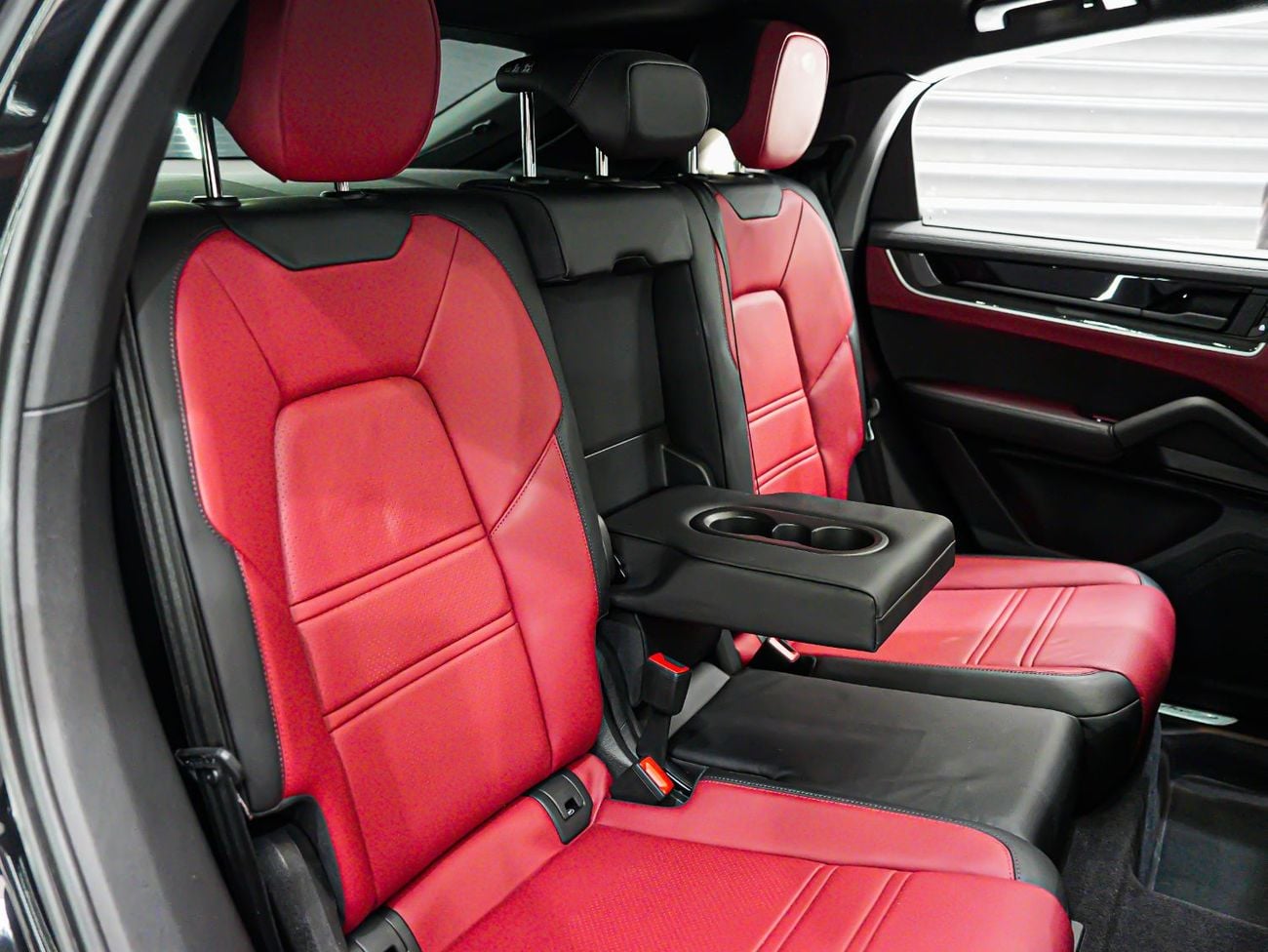 Porsche Cayenne COUPE, Carbon Interior, Panoramic Roof, Sport Chrono, Al Nabooda Warranty!!