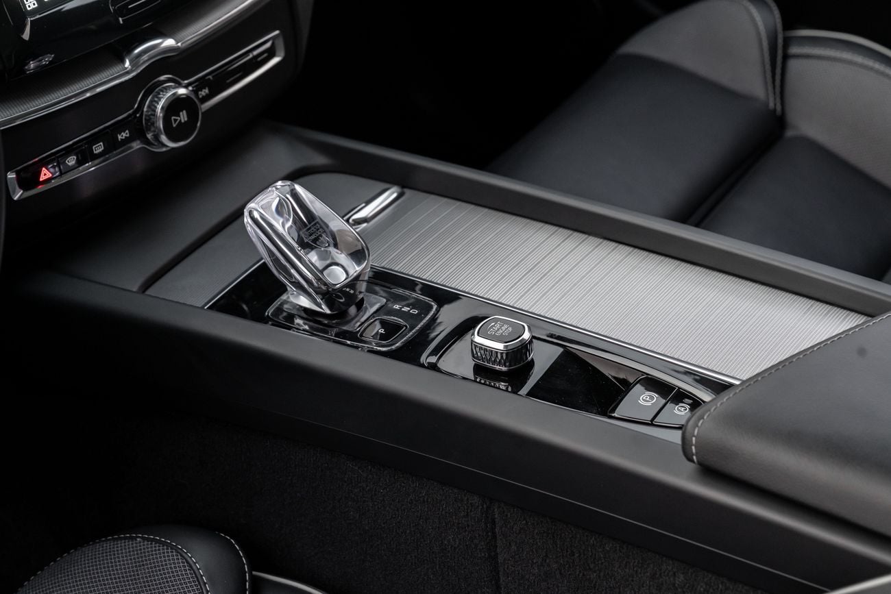 فولفو XC 60 B5 Ultimate Dark Volvo XC60 B5 Ultimate Dark