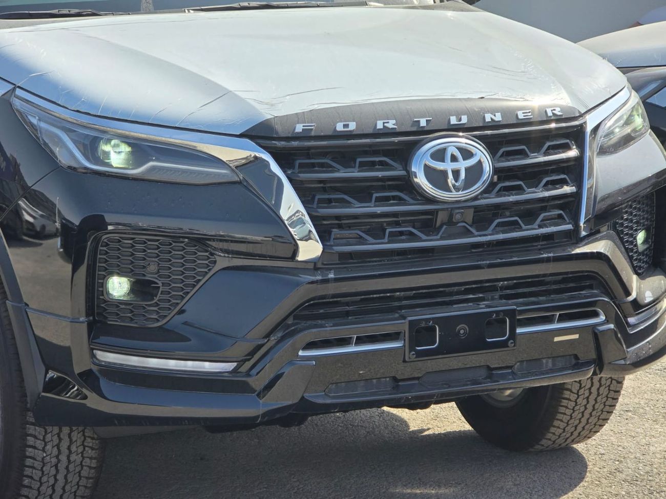 تويوتا فورتونر 4.0L PETROL A/T SR5 V6  7 SEATER