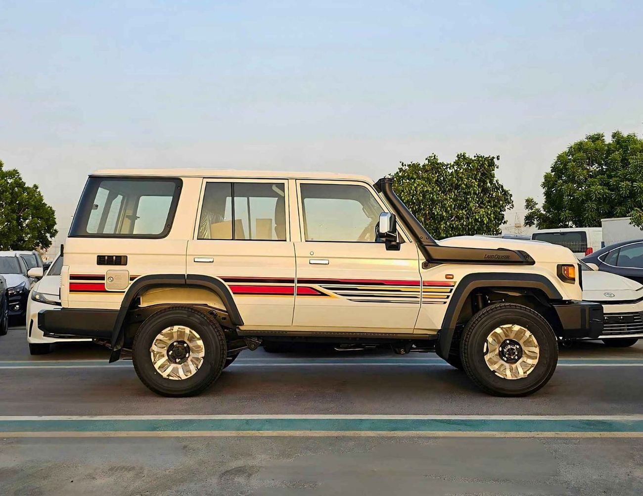 تويوتا لاند كروزر 70 LC76 / 4.0L PETROL A/T / DIFF LOCK / REFRIGETOR / FULL OPTION / CODE# LC76