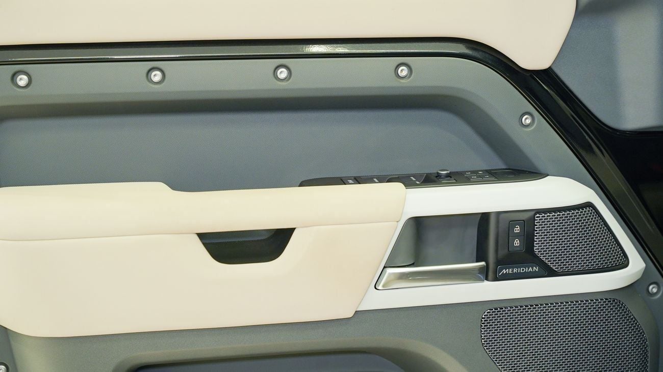 Land Rover Defender P300 110 SE 2.0L (7 Seater)