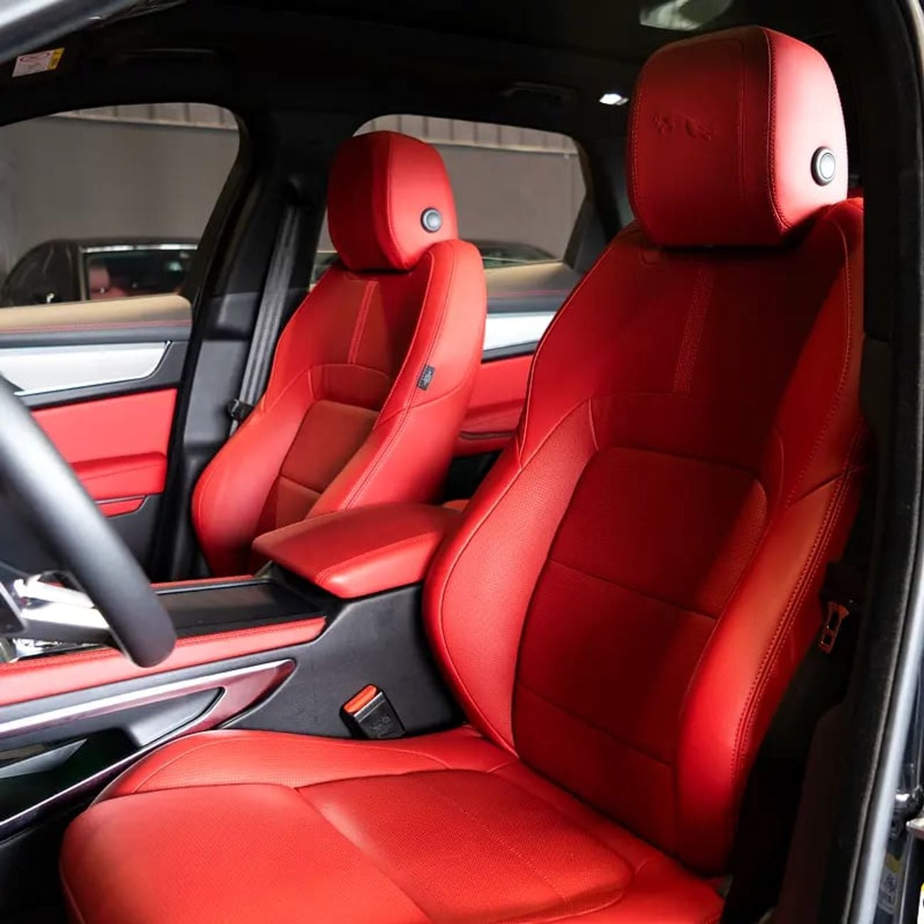 Jaguar F-PACE R-DYNAMIC SE P250 3,449 P.M • 0% Downpayment • R-Dynamic SE • Agency Warranty and Service Package