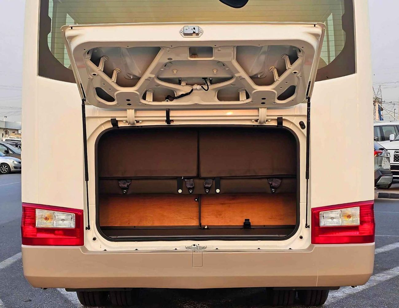 تويوتا كوستر 2.7L PETROL M/T DUAL TONE / 23 SEATER / AUTO DOOR / HLF LUGGAGE RACK (CODE#COPB)