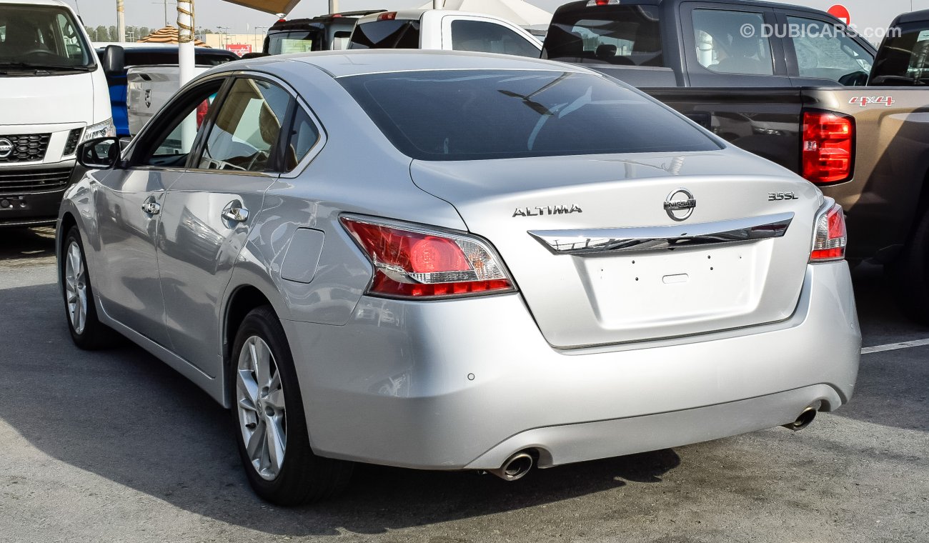 Nissan Altima . GCC specs. FiUll option. Very clean 3.5 SL