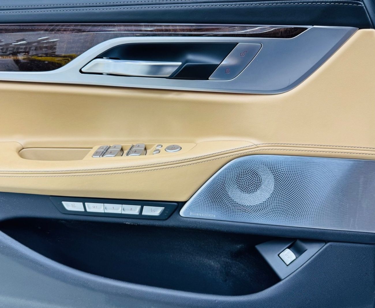 بي أم دبليو 750Li Luxury 4.4L (523 HP)