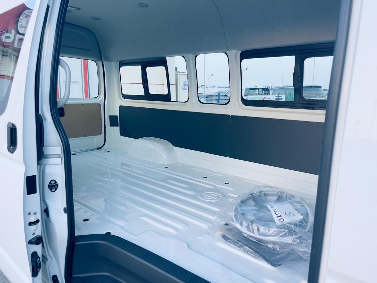 تويوتا هاياس toyota hiace hirgroof cargo glass van