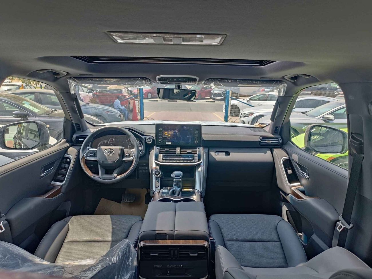 Toyota Land Cruiser GXR, 4.0L V6 PETROL, DRIVER POWER SEAT, SUNROOF, 4WD, FULL OPTION (CODE # 67881)