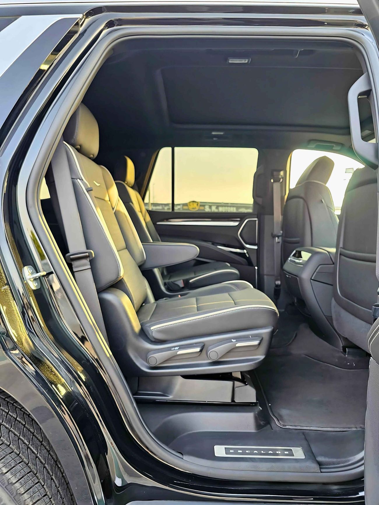 Cadillac Escalade PREMIUM LUXURY / 6.2L V8 / 4WD / FULL OPTION (CODE # 69098)