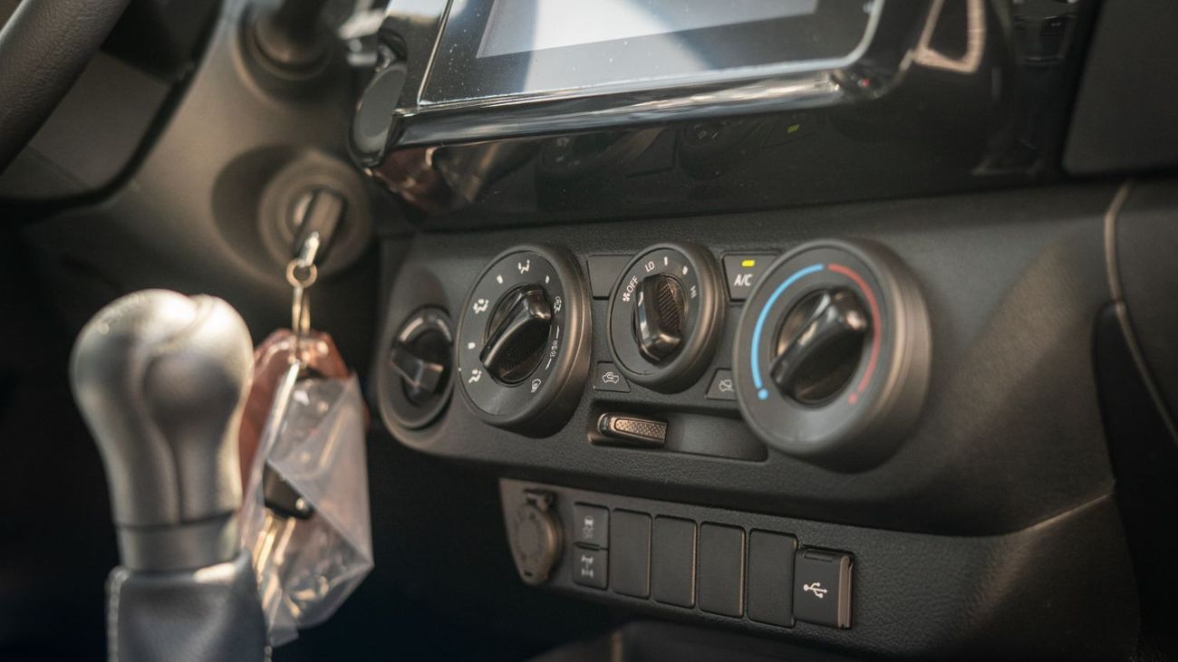 Toyota Hilux S GLX 2.4L AWD M/T