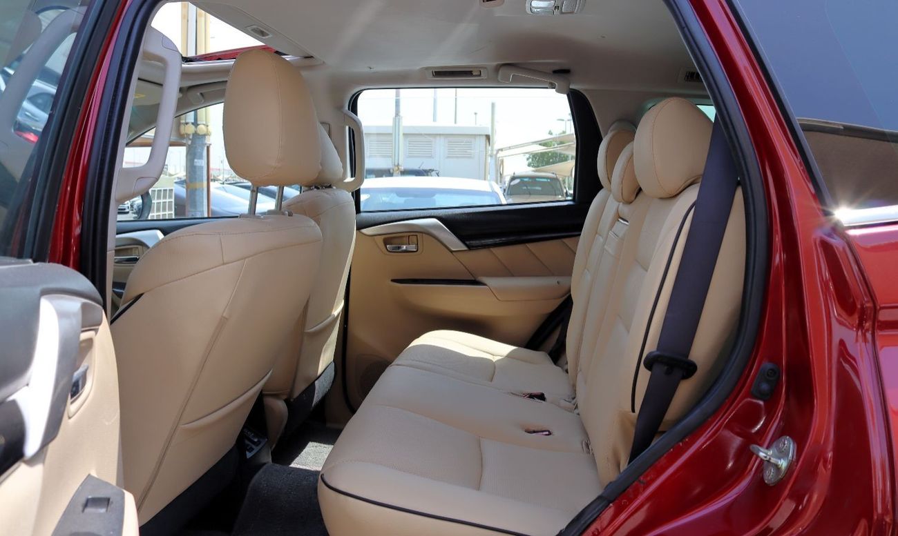 Mitsubishi Montero GLS Top ACCIDENTS FREE - GCC - ORIGINAL PAINT - PERFECT CONDITION INSIDE OUT