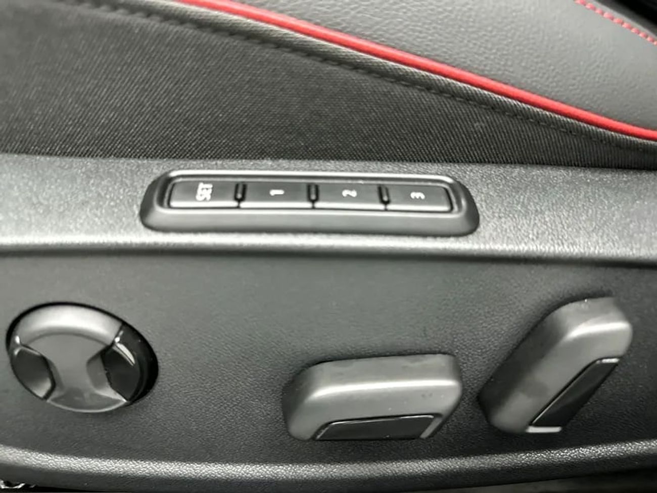 Volkswagen Golf GTI GTI Black Style 2.0L GTI 2.0L Leather seats