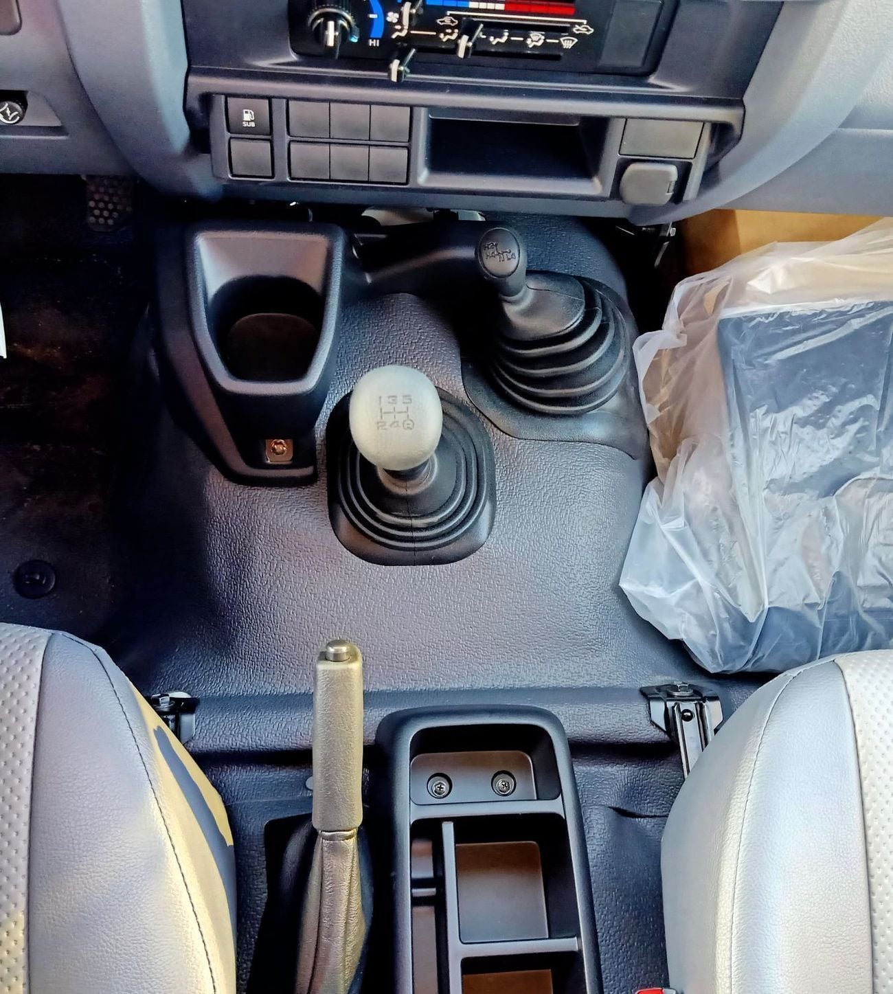 تويوتا لاند كروزر بيك آب  Diesel 4.2L 6V M/T 4*4 basic white color 2025 With No Restrictions