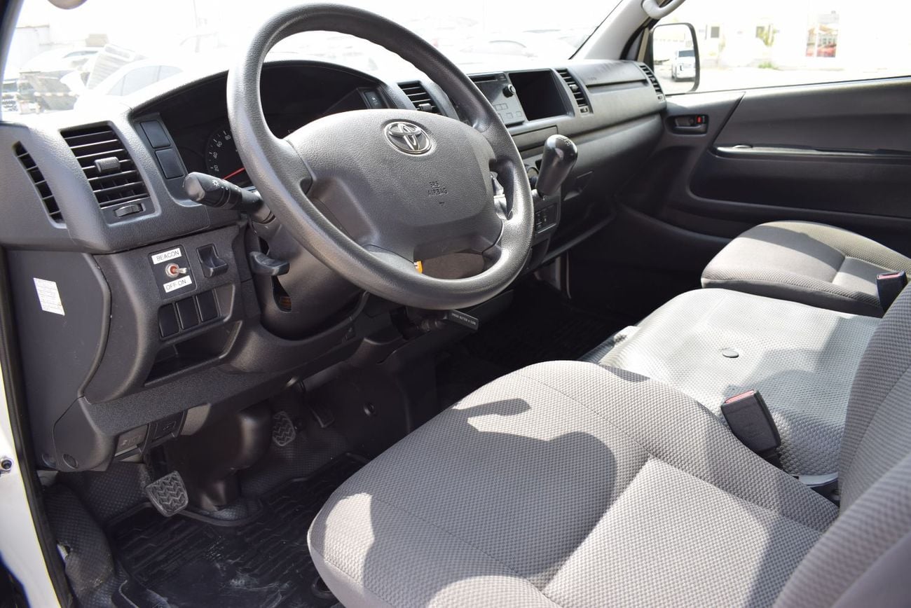 Toyota Hiace GL 13 seater bus, model:2018. Only done 79000 km