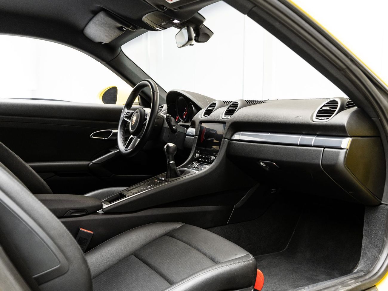 بورش كايمان 718 Std 2.0L M/T2024 Porsche Cayman, 2.0L TC F4, RWD, 300 bhp, 6 Speed Manual
