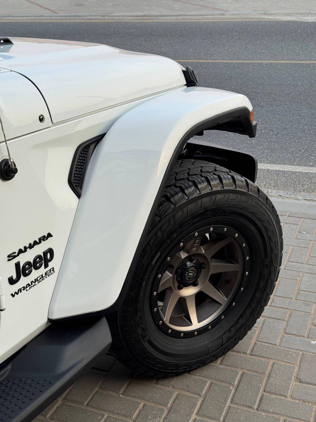 Jeep Wrangler Unlimited Sahara 3.6L 3.6L V6 / SAHARA / PANORAMIC ONE TOUCH ROOF / LEATHER / BIG SCREEN / LOW MILEA