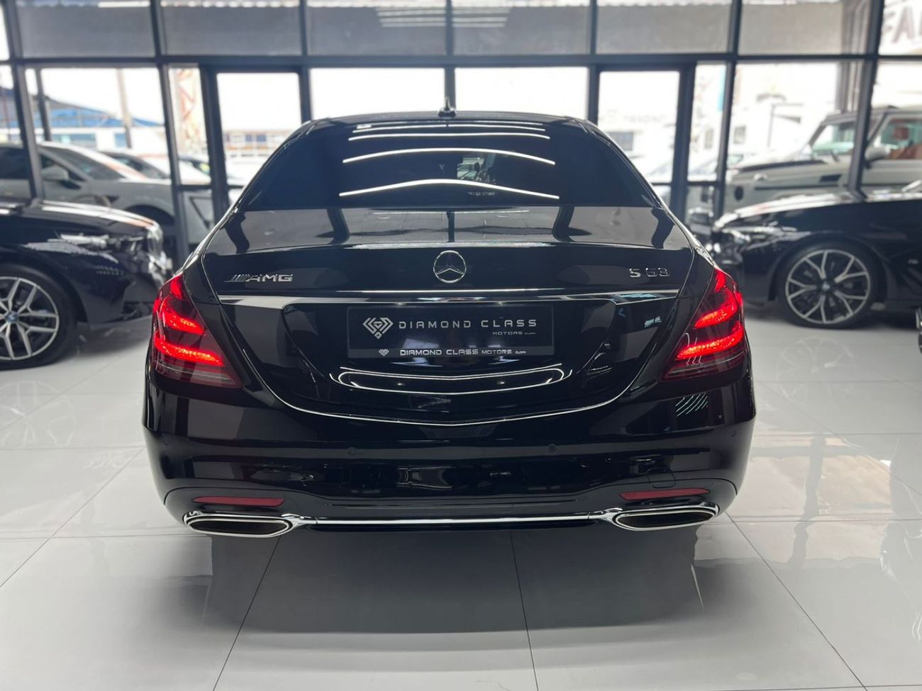 Mercedes-Benz S 560 Std 4.0L (469 HP)