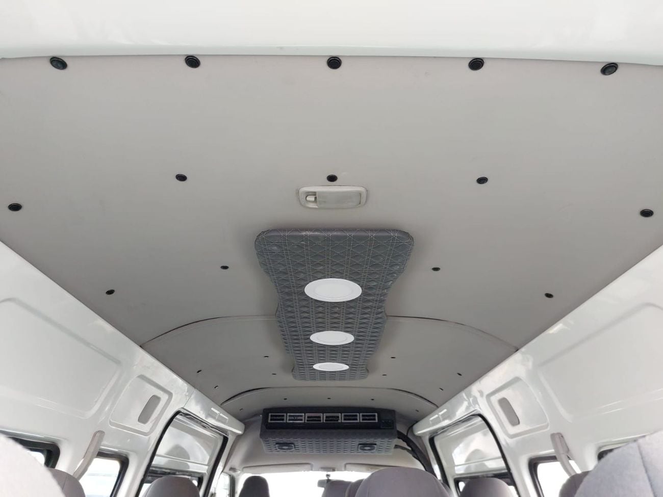 تويوتا هاياس (RAMADAN OFFER) TOYOTA HIACE COMMUTER VAN RHD 2018 MODEL 3.0 L DIESEL AUTOMATIC(PM21528)