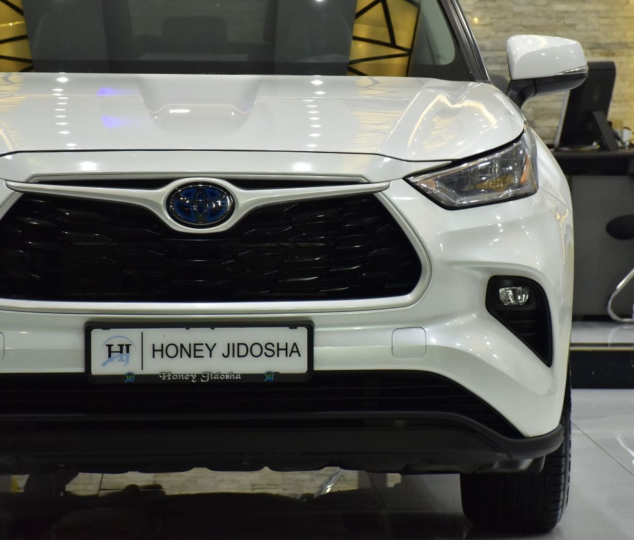 Toyota Highlander GLE HEV EXCELLENT DEAL for our Toyota Highlander Hybrid ( 2023 Model ) in White Color GCC Specs