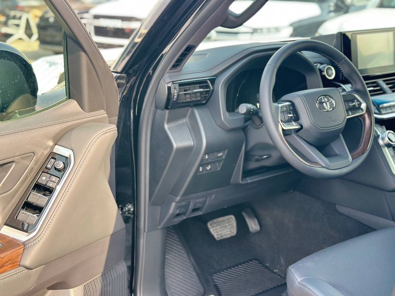 Toyota Land Cruiser GXR 4.0L PTR A/T // 2026 // High Option with DVD&Back Camera , Cooling Seats , Rear Screen // Special Of