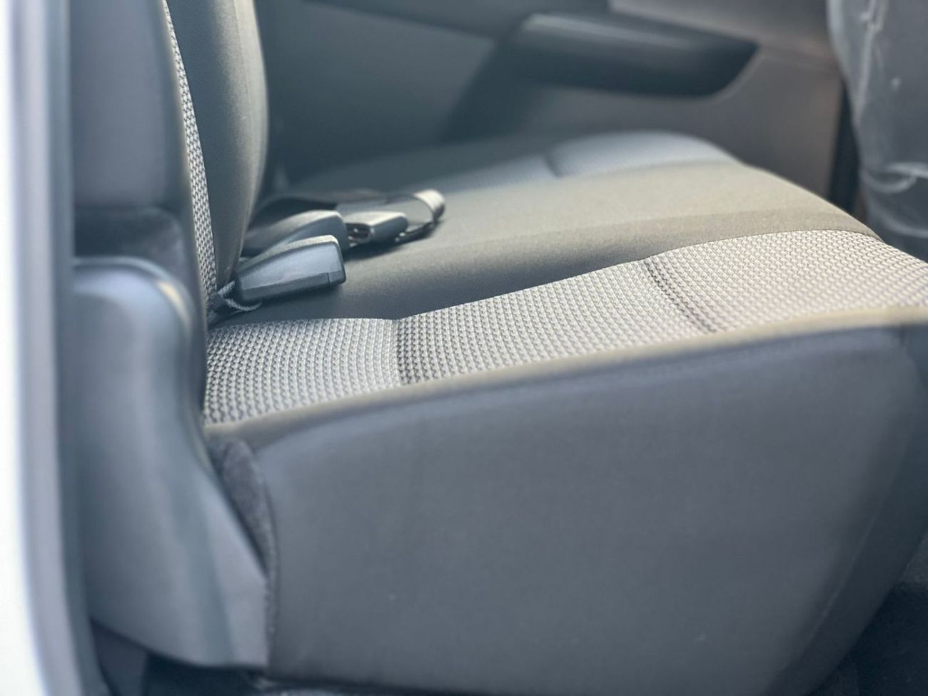 Toyota Hilux GLX 2.4L Double Cab Utility