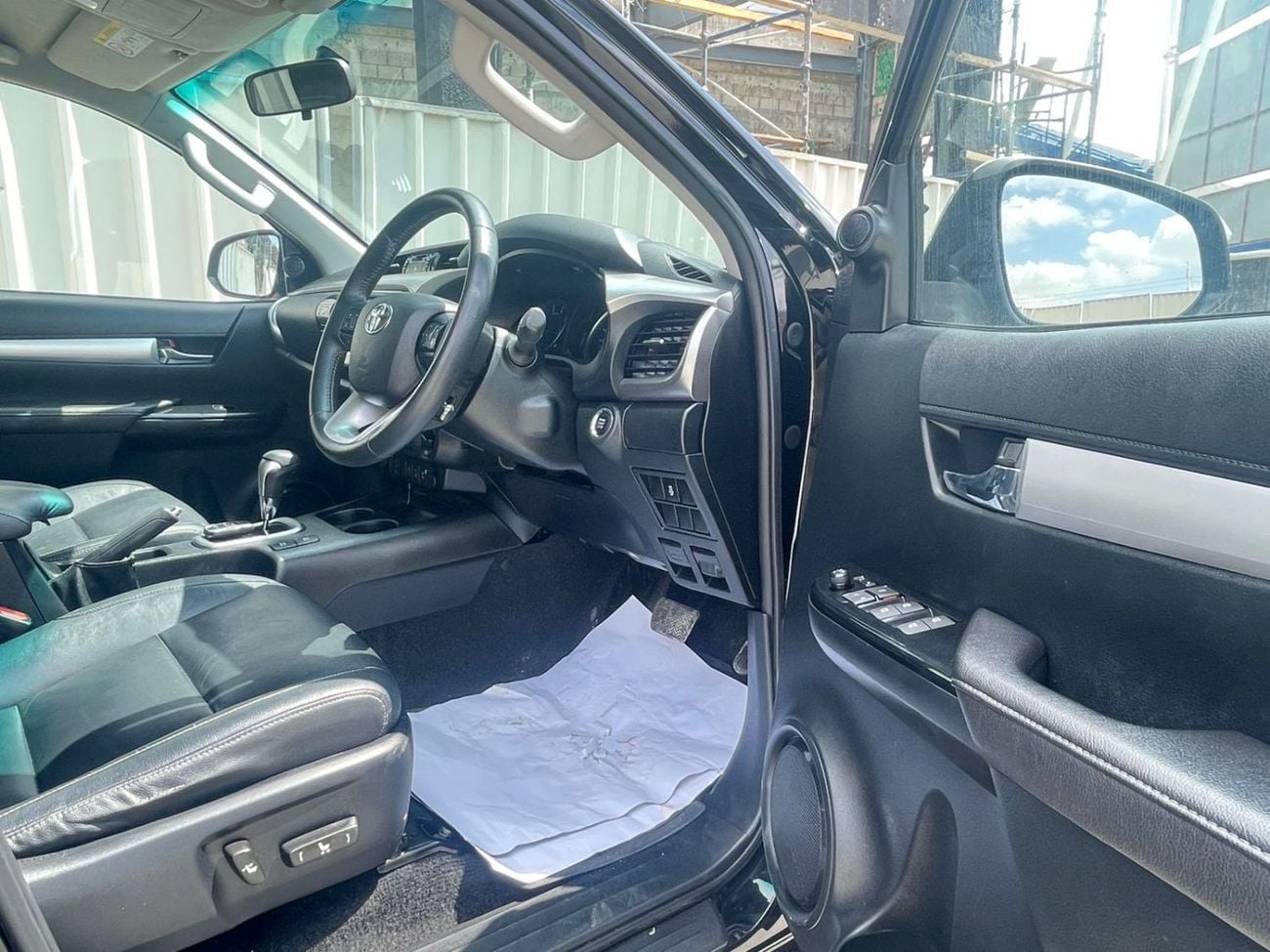 تويوتا هيلوكس diesel 2.8 liter ,right hand drive automatic ,full option