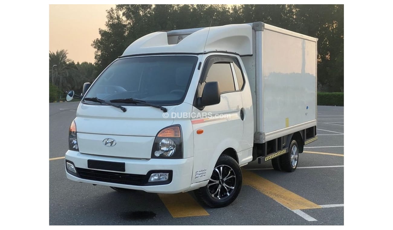 هيونداي بورتر 2 HYUNDAI PORTER PICK-UP WITH BOX 2014 GCC V4 ACCIDENT FREE - PERFECT CONDITION - ONLY 65000 KM